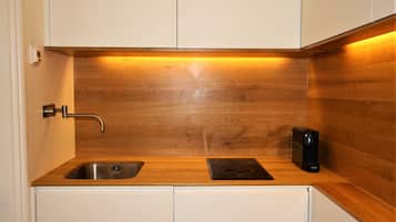 Kühlschrank, Geschirrspüler, Wasserkocher mit Kaffee-/Teezubehör