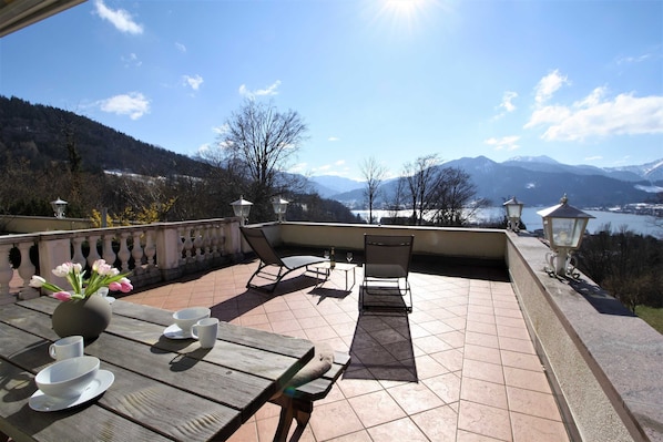 Unclassified image, 1 of 11, button