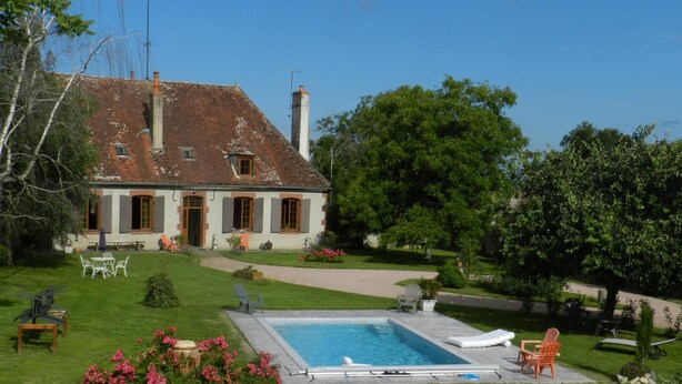 A house with a swimming pool, surrounded by a well-maintained lawn and garden. - Farmhouse with pool, pets allowed in Sologne Bourbonnaise (Mercy)