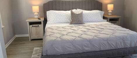 2 slaapkamers, een bureau, een strijkplank/strijkijzer, wifi