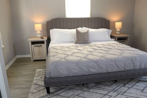 No Stairs Rustic Farmhouse APT King Beds/Fast WIFI