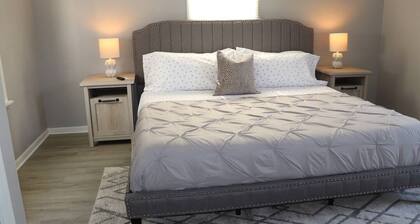 No Stairs Rustic Farmhouse APT King Beds/Fast WIFI