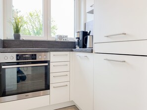 Køleskab, ovn, opvaskemaskine, kaffe-/temaskine