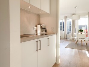 Kühlschrank, Mikrowelle, Wasserkocher mit Kaffee-/Teezubehör