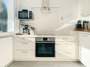 Kühlschrank, Mikrowelle, Ofen, Geschirrspüler