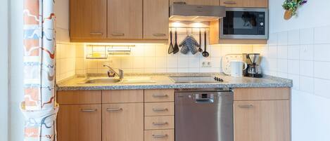 Køleskab, mikrobølgeovn, opvaskemaskine, kaffe-/temaskine