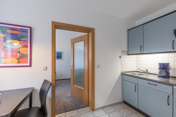 Køleskab, kaffe-/temaskine, elkedel, brødrister