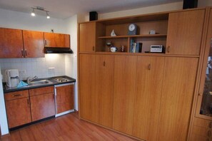 Kühlschrank, Mikrowelle, Wasserkocher mit Kaffee-/Teezubehör