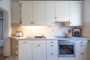 Kjøleskap, mikrobølgeovn, ovn og kokeplater