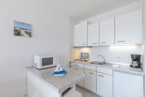 Fridge, microwave, coffee/tea maker, electric kettle - House Baltic, Whg. 24 - Baltic - Apartment 24 (Cuxhaven)