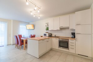 Fridge, oven, dishwasher, coffee/tea maker