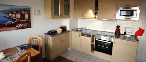 Kühlschrank, Mikrowelle, Ofen, Geschirrspüler