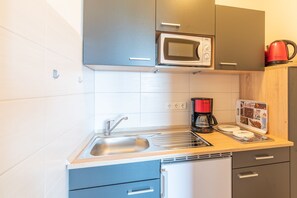 Kühlschrank, Mikrowelle, Wasserkocher mit Kaffee-/Teezubehör