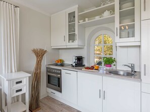Kühlschrank, Ofen, Geschirrspüler, Wasserkocher mit Kaffee-/Teezubehör