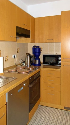 Kühlschrank, Mikrowelle, Ofen, Geschirrspüler