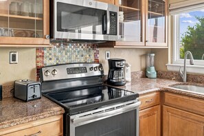 Coffee/tea maker, fridge, microwave, oven - 103B - 1BR/1 Bath at Seaspray Condos on Okaloosa Island, Fort Walton Beach, Fl (Fort Walton Beach)