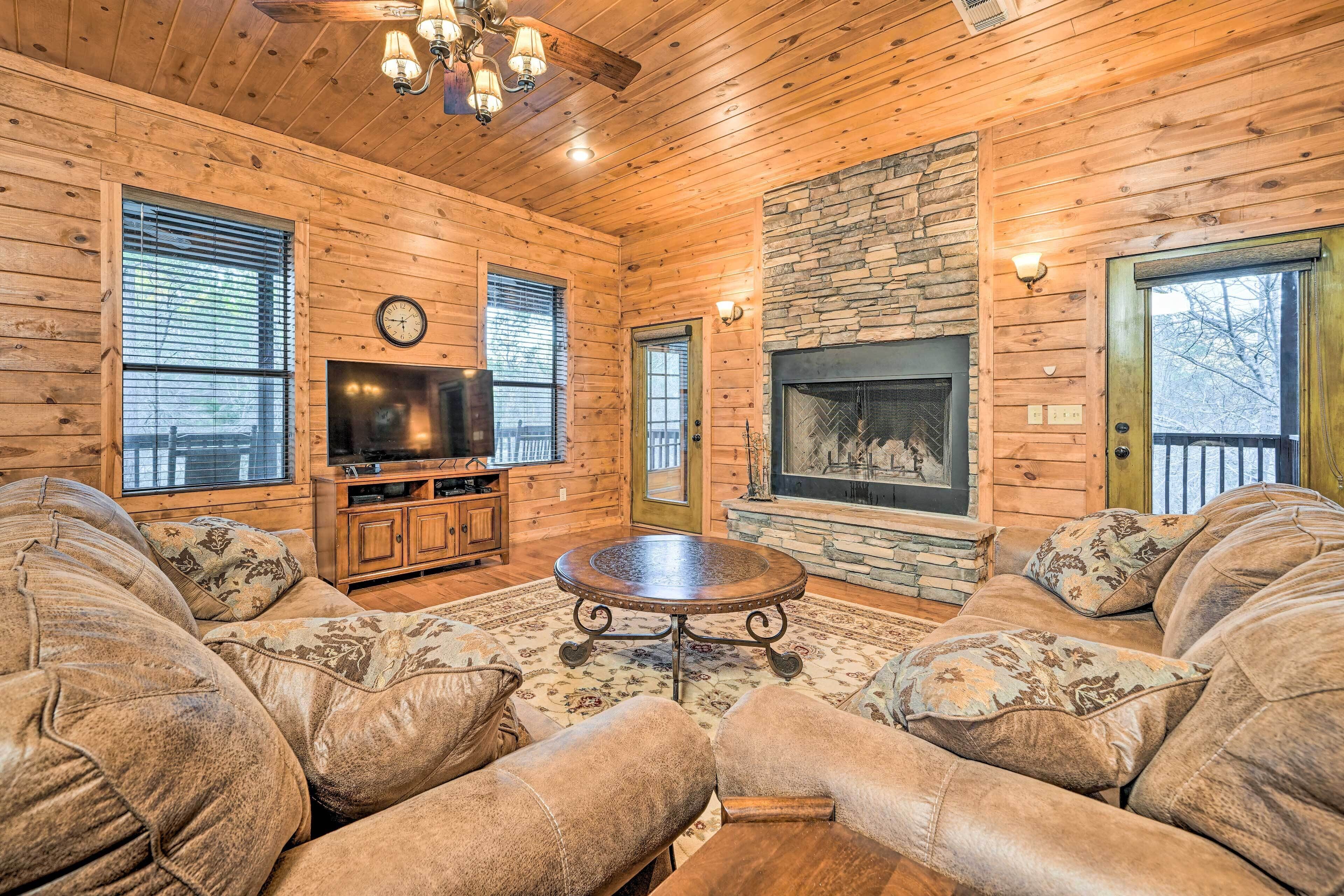 Broken Bow Cabin w/ Deck, Hot Tub & Fire Pit!