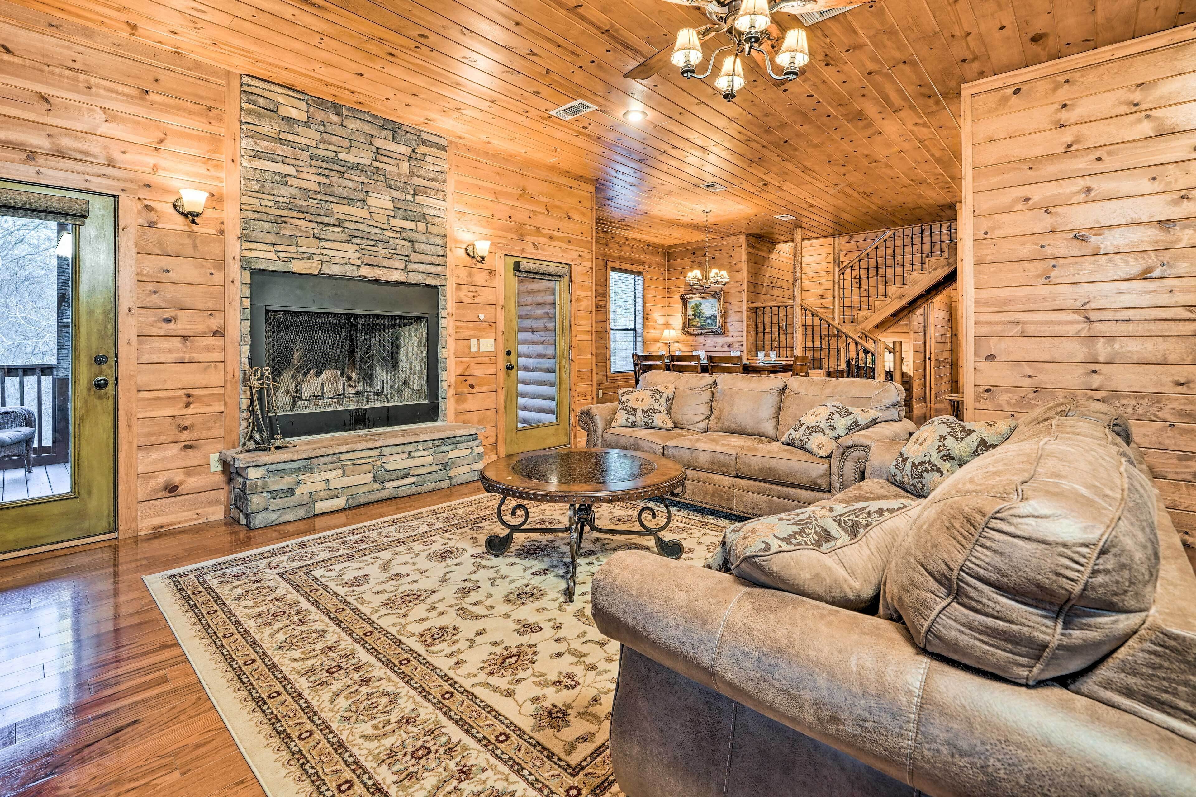 Broken Bow Cabin w/ Deck, Hot Tub & Fire Pit!