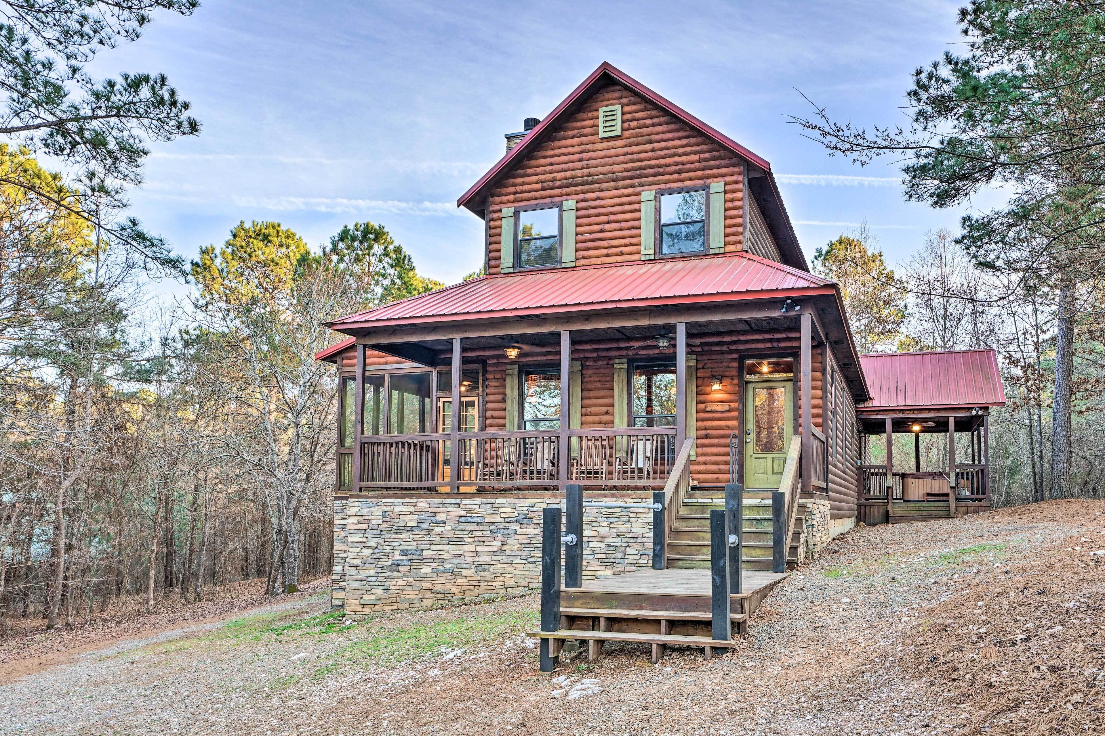 Broken Bow Cabin w/ Deck, Hot Tub & Fire Pit!