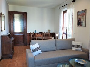 Casa | Área de sala de estar | Televisión de pantalla plana de 30 pulgadas con canales por cable 