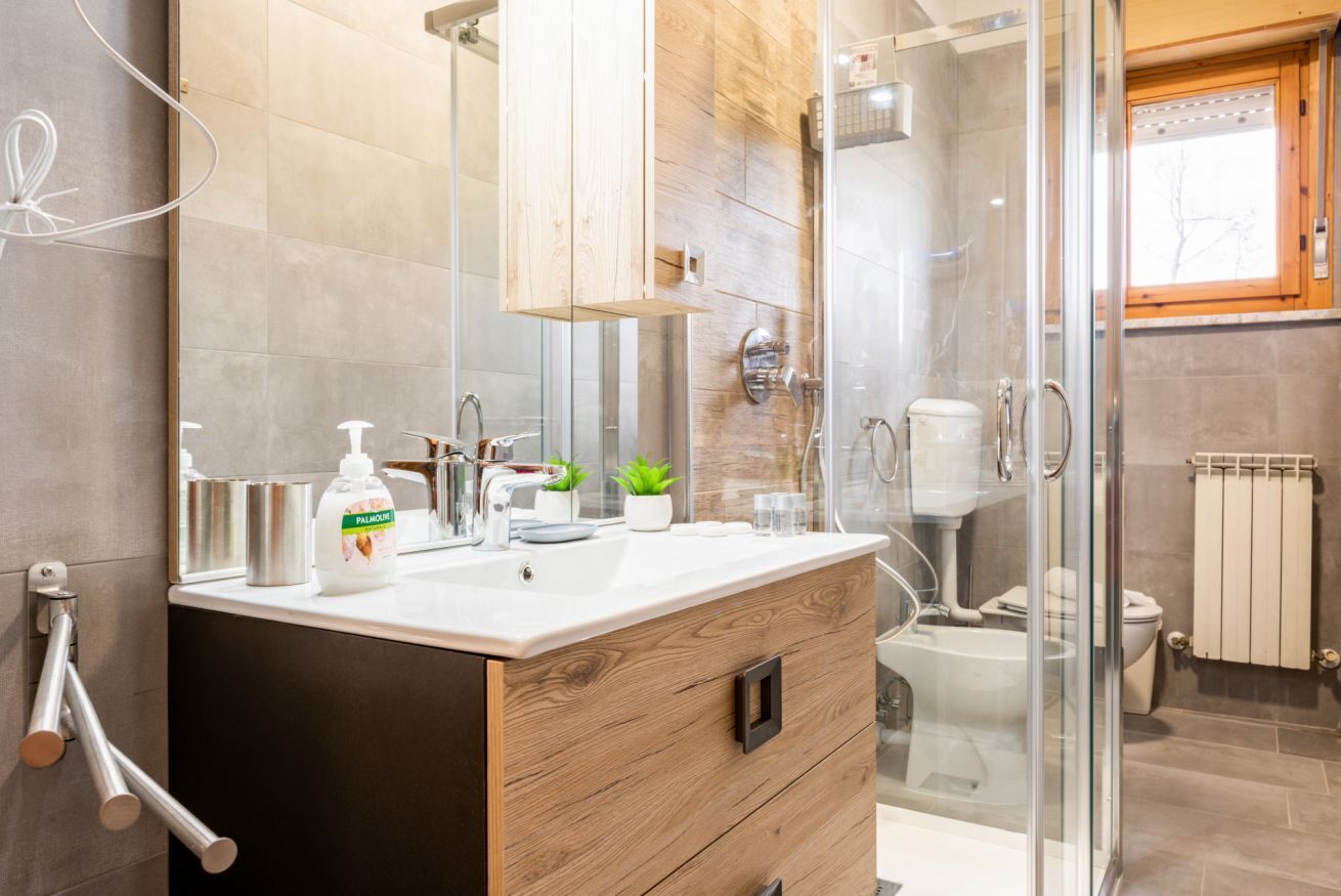 Regadera, secadora de cabello, bidet, toallas 