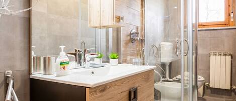 Regadera, secadora de cabello, bidet, toallas