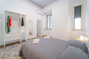 1 bedroom, iron/ironing board, WiFi, bed sheets - GuestHost - Via Malta Apartment - 450m from Ortigia (Siracusa)