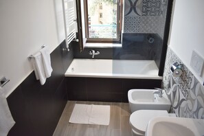 Combinazione doccia/vasca, bidet, asciugamani, sapone