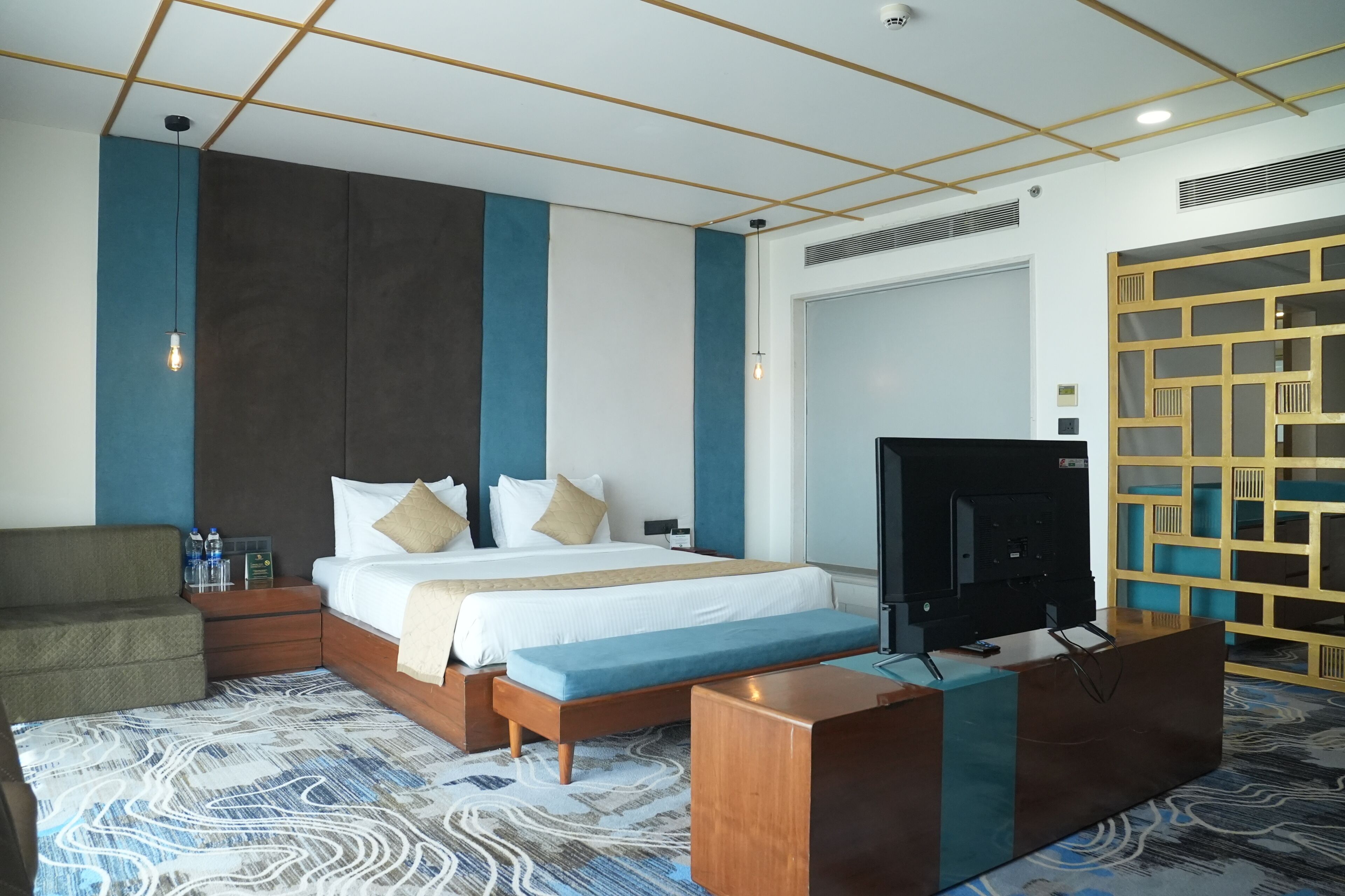 Junior Suite | Premium bedding, in-room safe, desk, laptop workspace