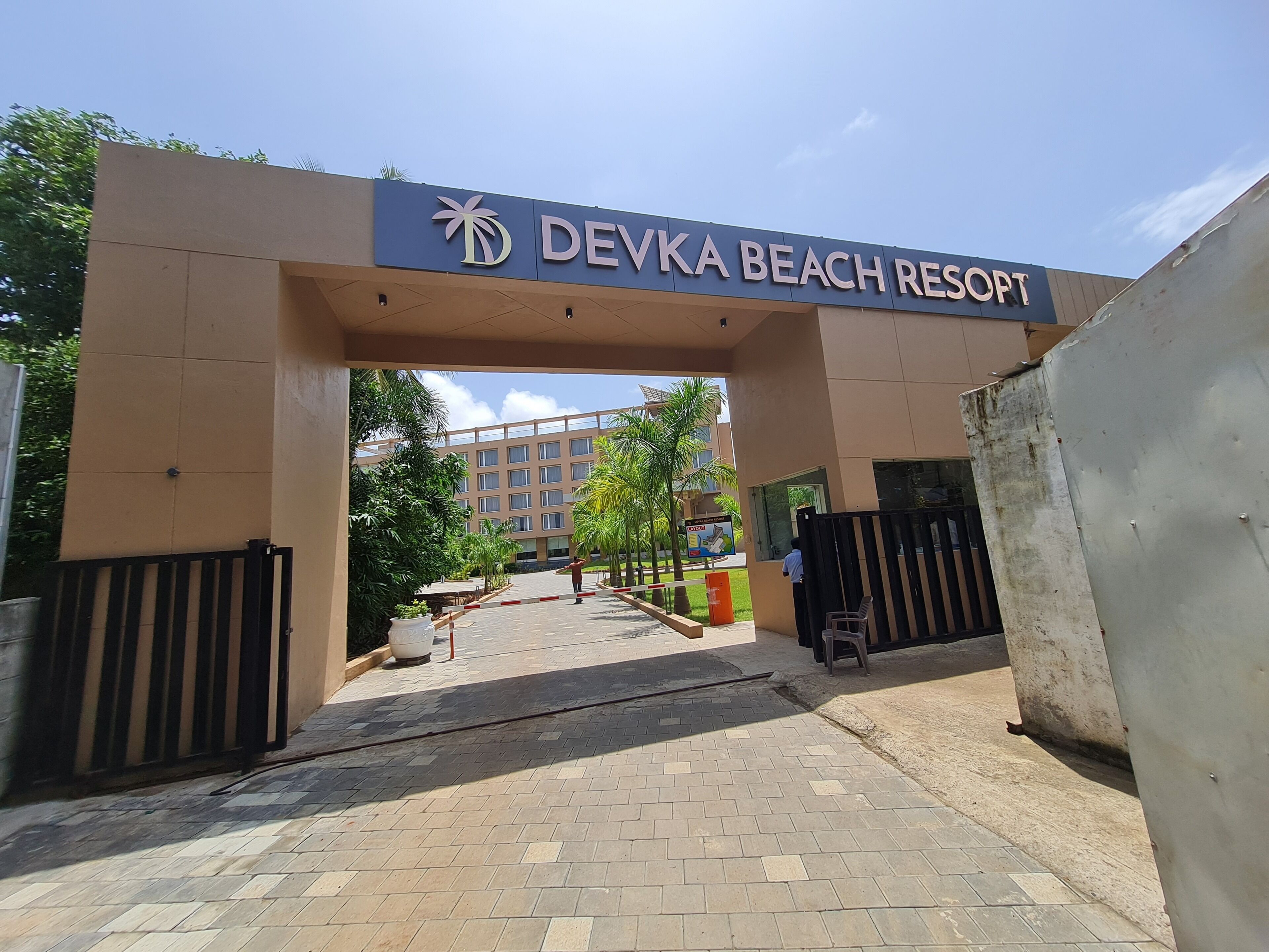 L’entrée du complexe hôtelier Devka Beach Resort est clairement indiquée par un chemin qui mène au bâtiment.