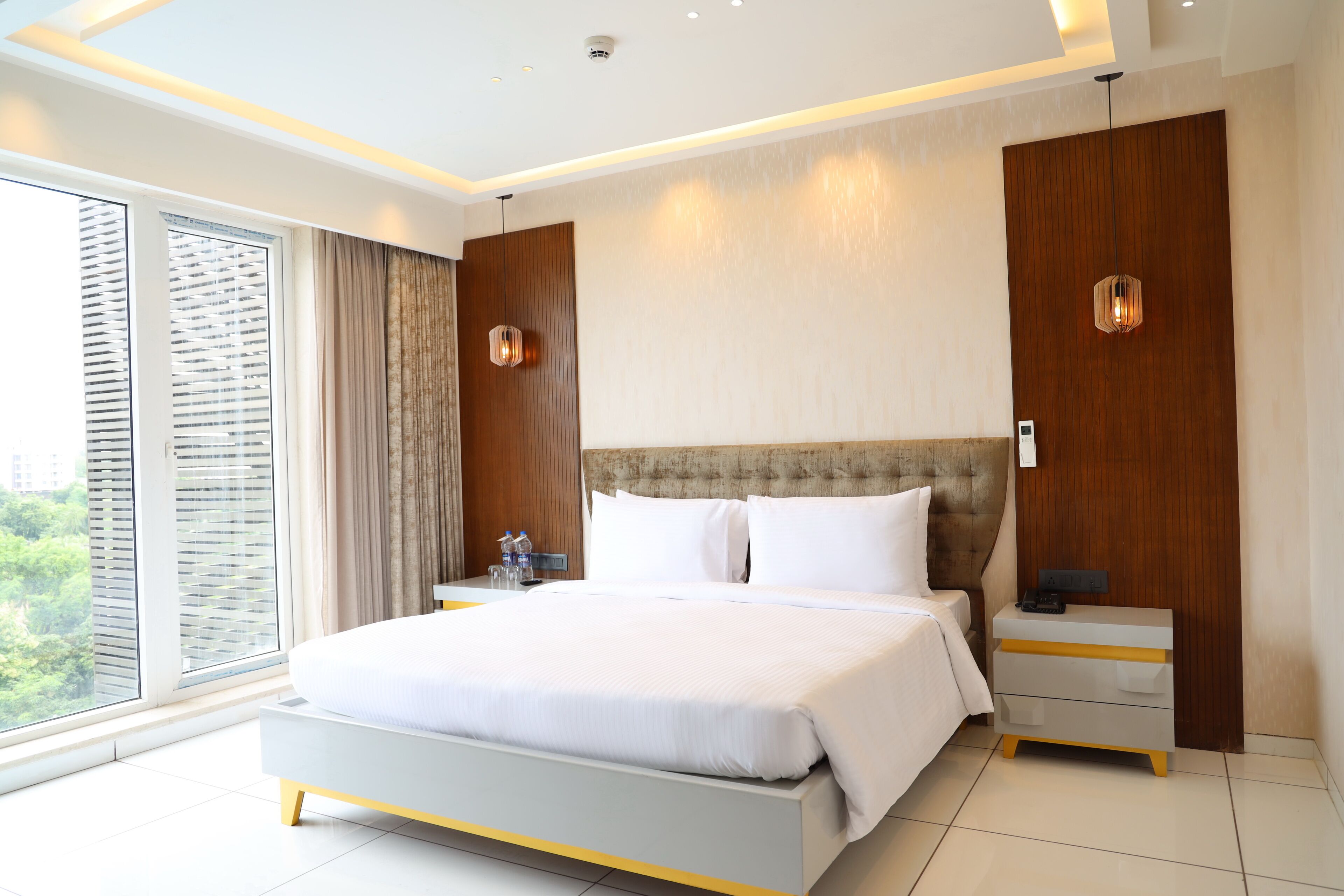 Suite | Premium bedding, in-room safe, desk, laptop workspace