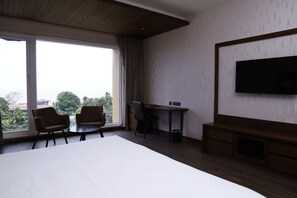 Chambre Deluxe, 1 grand lit, vue piscine | Vue depuis le balcon