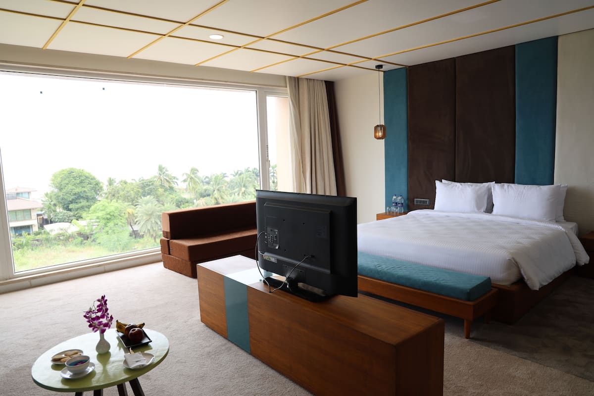 1 bedroom, premium bedding, in-room safe, desk