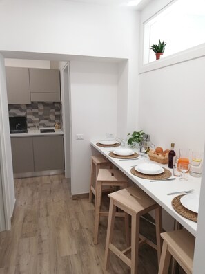 Kühlschrank, Mikrowelle, Herdplatte, Wasserkocher mit Kaffee-/Teezubehör