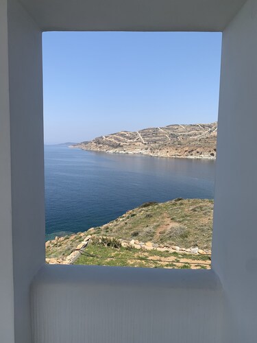 "On the Rocks" - Cycladic beachfront apartment with spectacular views