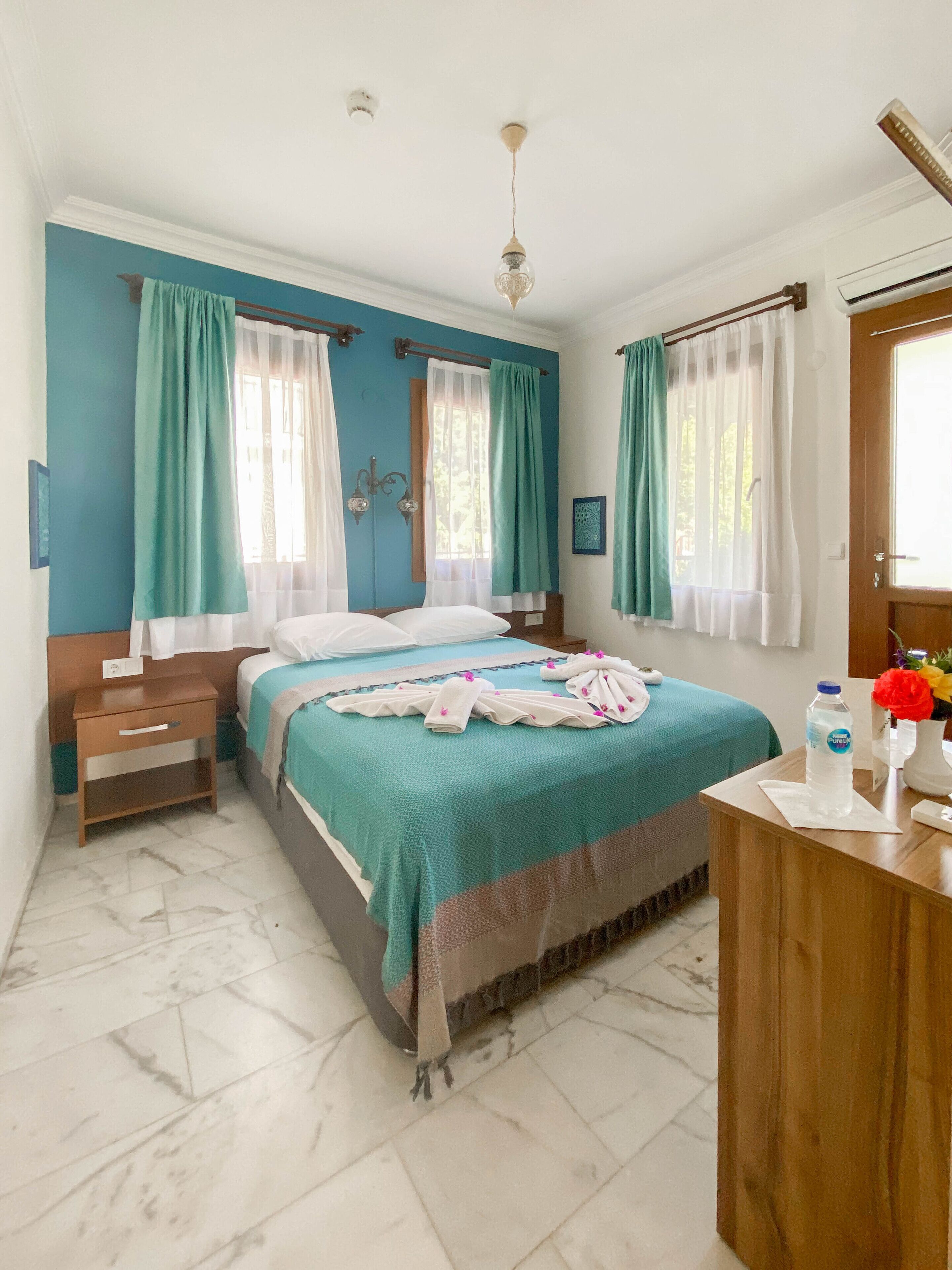 Legendary hospitality & high standards - 5 minutes walk from town..