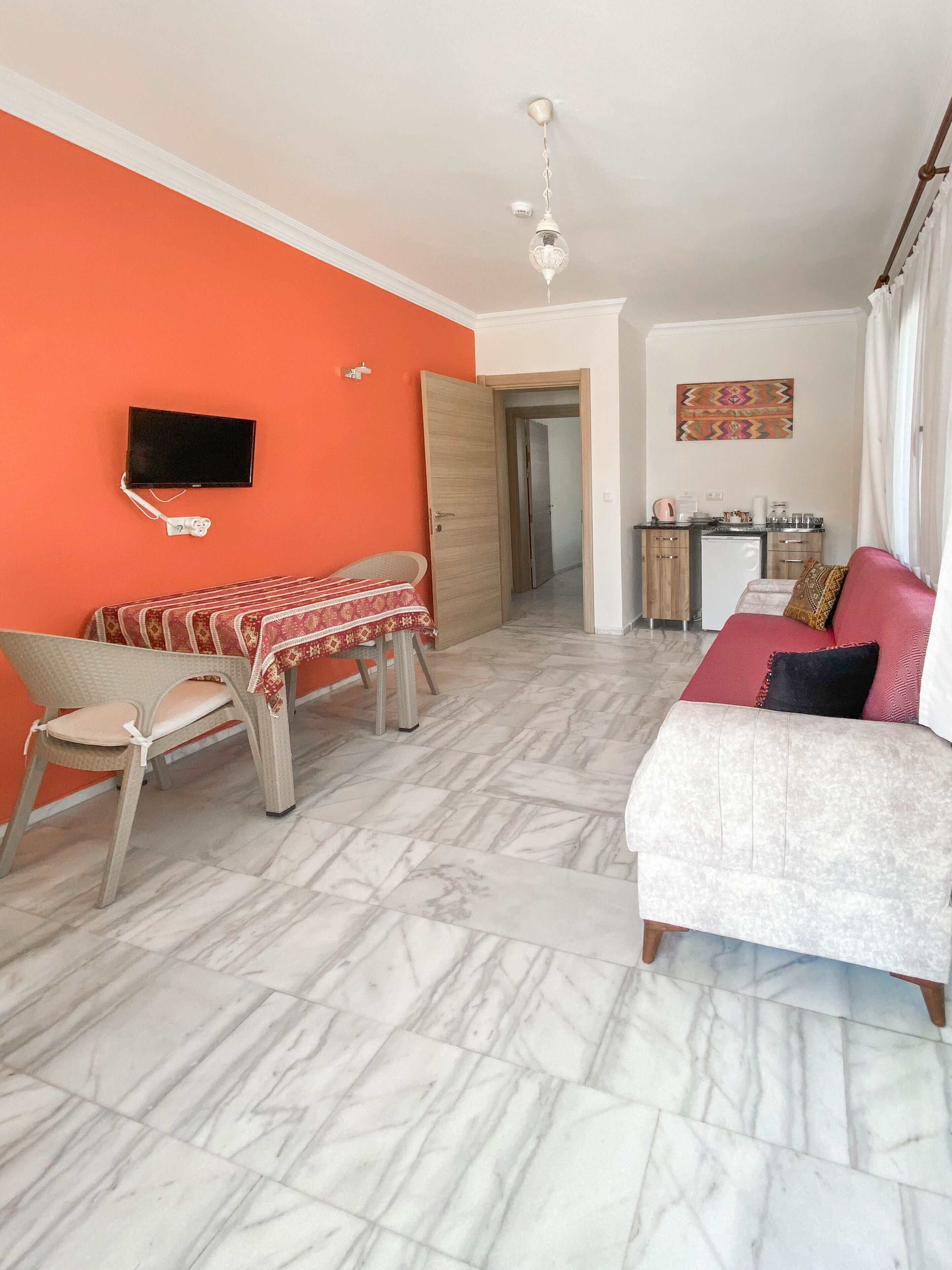 Legendary hospitality & high standards - 5 minutes walk from town..