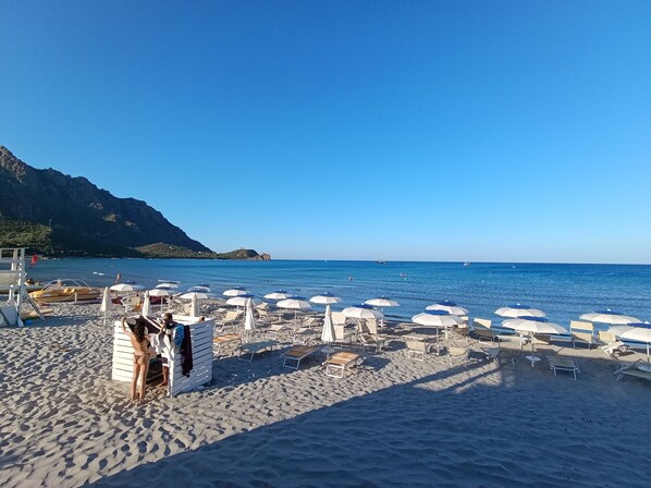 Sur la plage, chaise longue