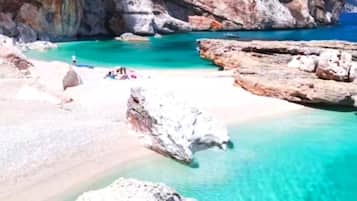 Na praia, espreguiçadeiras