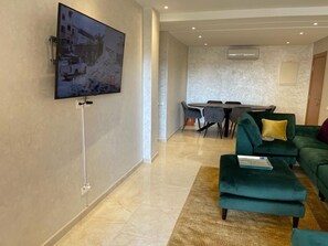 Căn hộ Cao cấp | Khu phòng khách | TV 