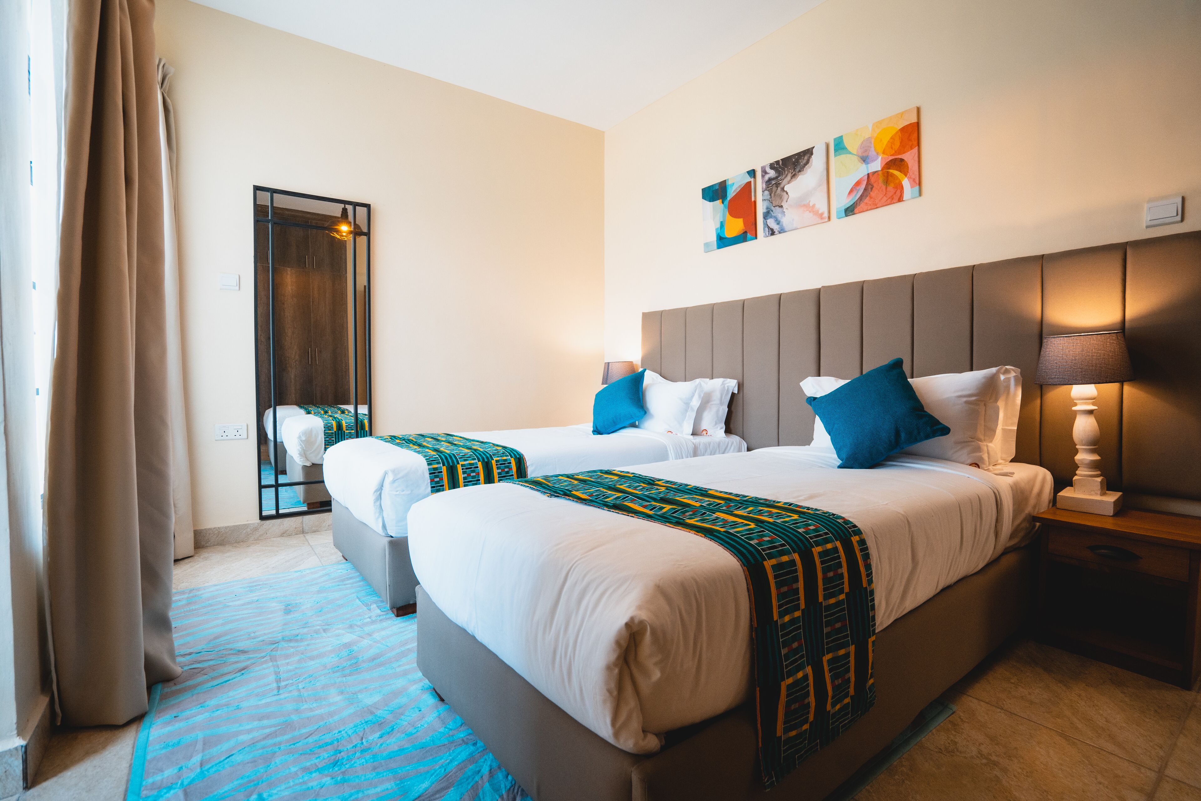 6 slaapkamers, een bureau, een strijkplank/strijkijzer, gratis wifi