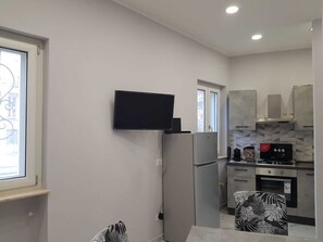 ثلاجة، ميكروويف، موقد طهي مسطح، ماكينة لصنع القهوة/الشاي