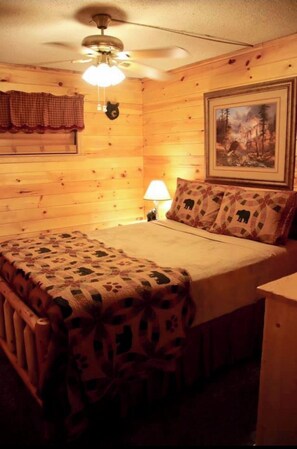 1 bedroom, in-room safe, iron/ironing board, free WiFi - Beautiful waterfall in the front and back door. (Gatlinburg)