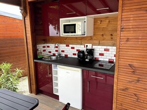 Mikrobølgeovn, kaffetrakter/tekoker og brødrister