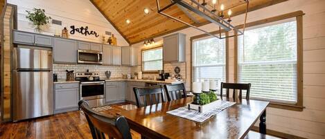 Køleskab, mikrobølgeovn, ovn, kogeplade