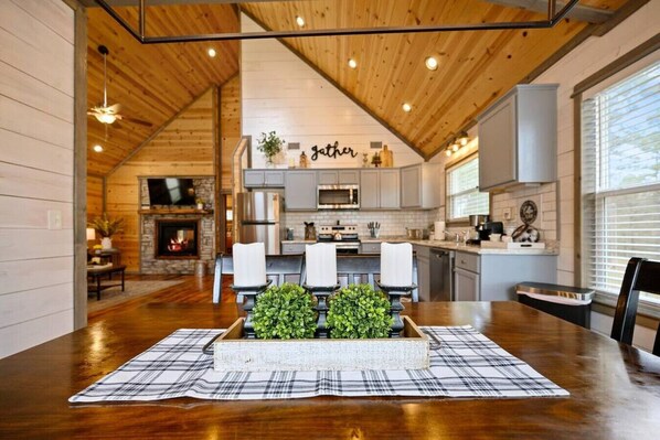 Dining - Five Star Rated The Hidden Gem Farm House! Romantic get-away (Broken Bow)