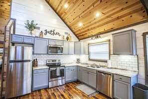 Fridge, microwave, oven, stovetop - Five Star Rated The Hidden Gem Farm House! Romantic get-away (Broken Bow)
