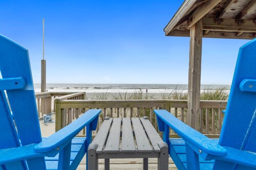 Jay`s Nest at Oak Island, Ocean front home with great views!