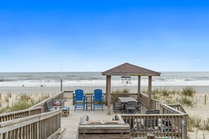Outdoor dining - Jay`s Nest at Oak Island, Ocean front home with great views! (Oak Island)