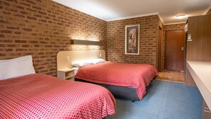 1 bedroom, internet (free), bed sheets - Eildon Parkview Motor Inn. Room 7 (Eildon)